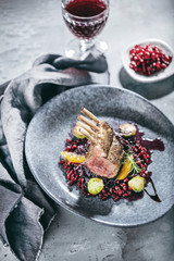 Lammfleisch mit Blaukraut auf dunklelem Hintergrund