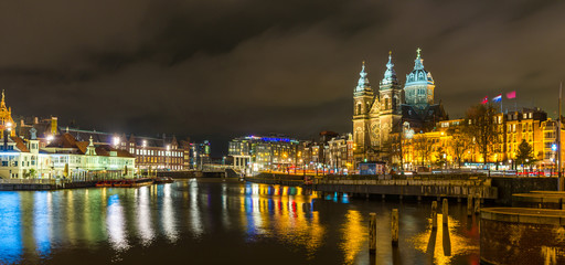 Fototapeta na wymiar Saint-Nicolas à Amsterdam la nuit, Hollande, Pays-Bas