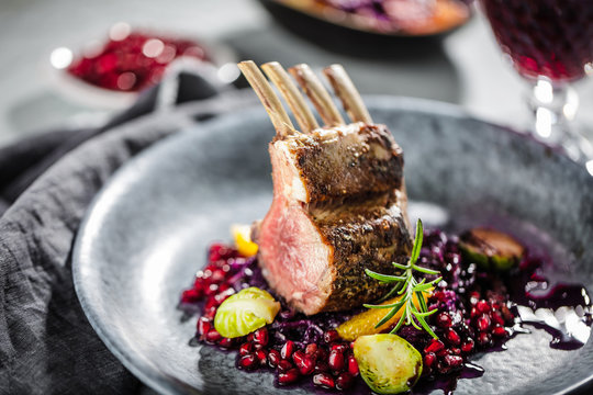 Lammfleisch mit Blaukraut auf dunklelem Hintergrund