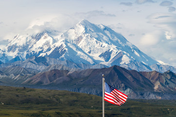 Mount Mckinley mit amerikanischer Flagge, Denali-Nationalpark, Alaska
