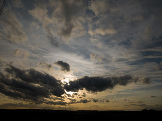 Fototapeta na wymiar Sonnenspiel mit Wolken