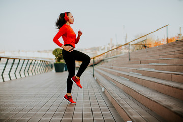 Young woman exercising outside © BGStock72