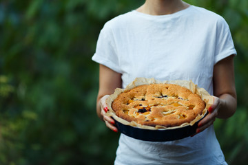 apple pie in the hands of the cook