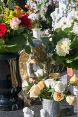 Goldener Engel zwischen schönen Blumen 