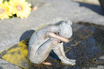 In tiefer Trauer schöne Bronzefigur