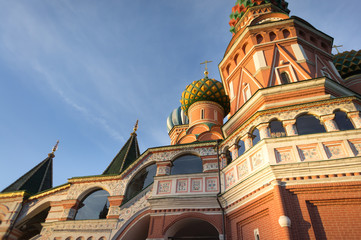 Fototapeta na wymiar St. Basil's Cathedral on Red Square in Moscow and nobody around one autumn morning