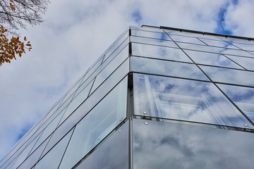 Fototapeta na wymiar Modernes Glas Geschäftshaus mit Himmel Spiegelung
