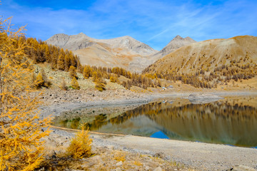 Vue sur les montagnes Alpes et le lac d'altitude d'Allos en automne.. France.