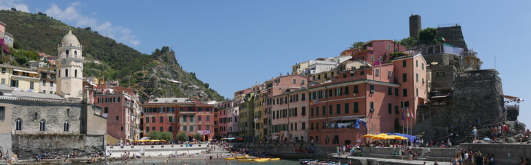 Fototapeta na wymiar Vernazza - panorama sul porticciolo