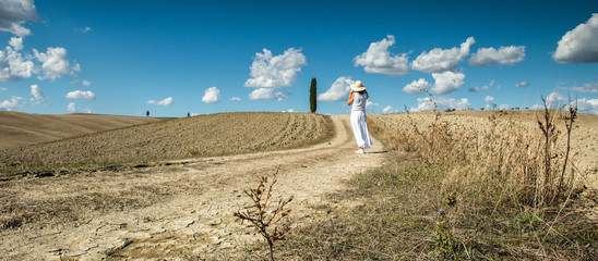 Obraz premium Woman in Tuscany