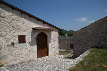 Antiche case restaurate in un villaggio di montagna abbandonato, Centro Italia 