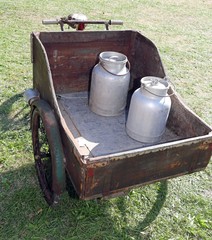 Obraz premium very old bike used once a long time ago from the milkman with bi