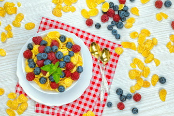 cornflakes, breakfast of cornflakes and berries