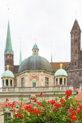 Fototapeta na wymiar Türme der Königlichen Kapelle und der Marienkirche in Danzig