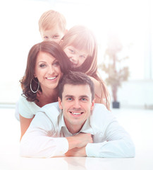 Obraz premium smiling happy family