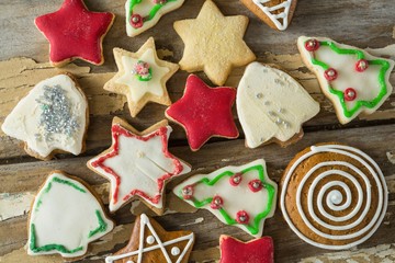 Gingerbread cookies arranged on wooden plank