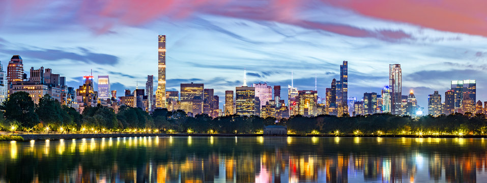Fototapeta New York City panorama. Jacqueline Kennedy Onassis Reservoir reflects the midtown skyline in Central Park.