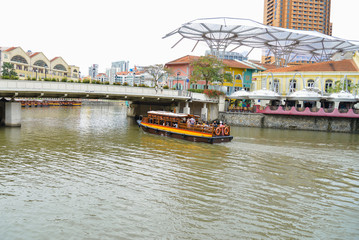 Fototapeta na wymiar Sightseeing boat in Clarke Quay, Singapore river