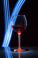 Бокал вина и лучи света.