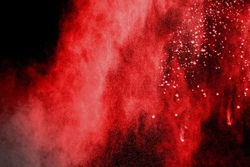 Abstraktes rotes Pulverspritzen auf schwarzem Hintergrund. © Pattadis