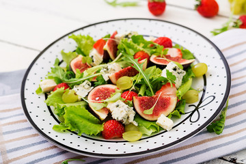 Easy vegetarian salad with figs, strawberries, grapes, blue cheese 