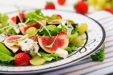 Easy vegetarian salad with figs, strawberries, grapes, blue cheese 