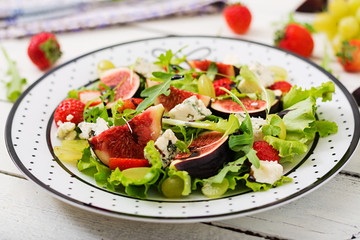 Easy vegetarian salad with figs, strawberries, grapes, blue cheese 