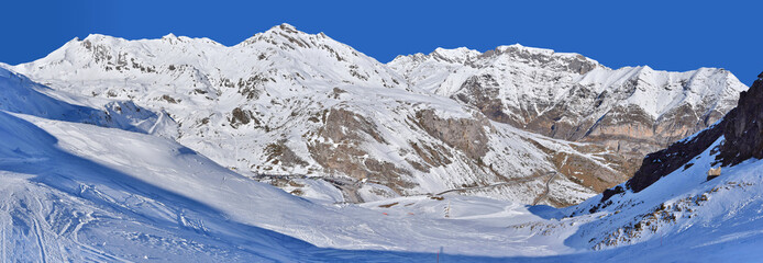 Obraz premium Snow downhill in the winter mountains