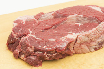 生のステーキ用牛肉