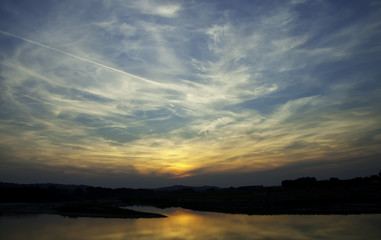 Fototapeta premium Zachód słońca nad rzeką