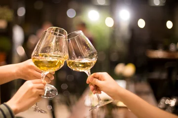 Küchenrückwand glas motiv Wein Aufgenommen in hoher ISO mit einer Gruppe von Freunden bei schwachem Licht, die mit Wein anstoßen