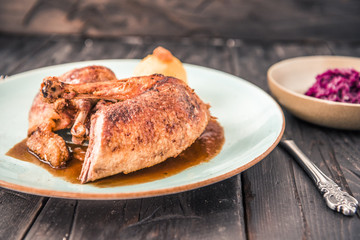 Gegrillte Ente aus dem Ofen mit Blaukraut und Knödel im Restaurant