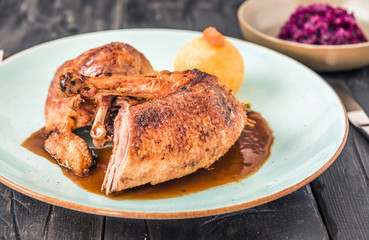 Gegrillte Ente aus dem Ofen mit Blaukraut und Knödel im Restaurant