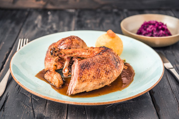 Gegrillte Ente aus dem Ofen mit Blaukraut und Knödel zubereitet