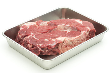 生のステーキ用牛肉