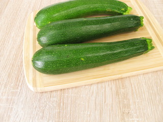 Grüne Zucchinis auf einem Schneidebrett