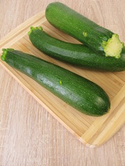 Grüne Zucchinis auf einem Schneidebrett