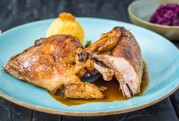 Im Ofen gegrillte bayerische Flugente für Weihnachten