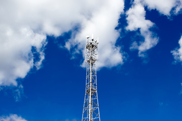 Obraz premium Metal cell phone tower on blue sky background