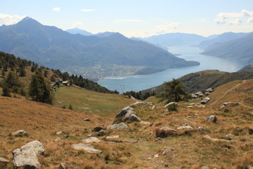 Panoramablick hinunter zum Comer See mit Monte Legnone; Blick von der Alpe Giu am Monte Berlinghera