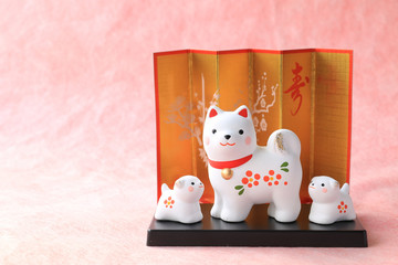 戌年 年賀状 和紙背景