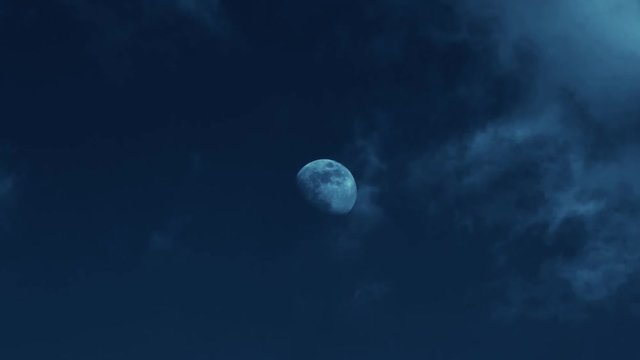 Halbmond mit Wolken