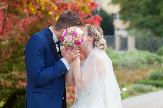 Heimlicher Kuss zur Hochzeit
