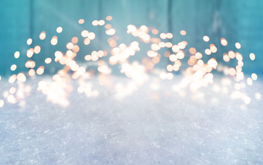 Weihnachtlicher Hintergrund mit Schnee und Bokeh