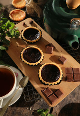 Obraz na płótnie Canvas mini chocolate pie with black tea