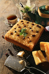 cheese cake with raisins topping and black tea