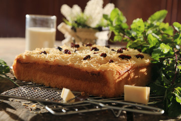 cheese cake with raisins topping and black tea