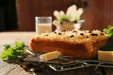 cheese cake with raisins topping and black tea
