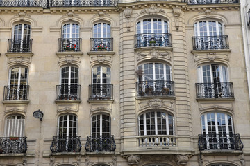 Fototapeta na wymiar Immeuble haussmannien à Paris, France