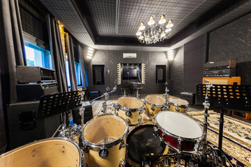 Fototapeta na wymiar drum set in the music recording studio